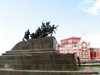 Памятник Чапаеву на фоне Драмтеатра